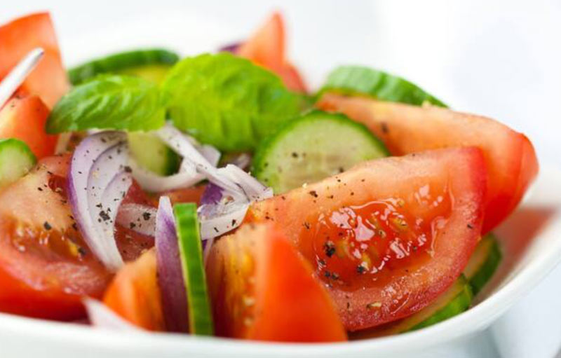 新鮮野菜とトマトのサラダ